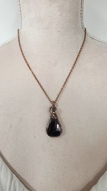 Halsband Swirly Pearl i koppar med purpurit