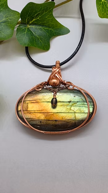 Halsband Classic Curves Pearls i koppar med labradorit