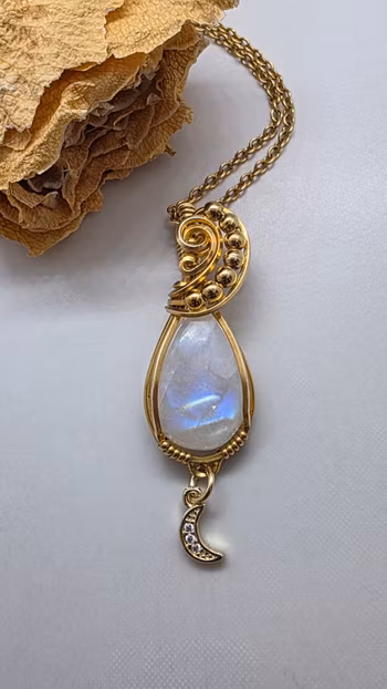 Halsband Magical Moon i mässing med regnbågsmånsten