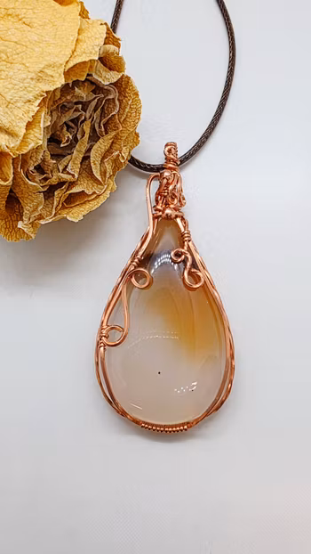 Halsband Luscious Loops i koppar med agat