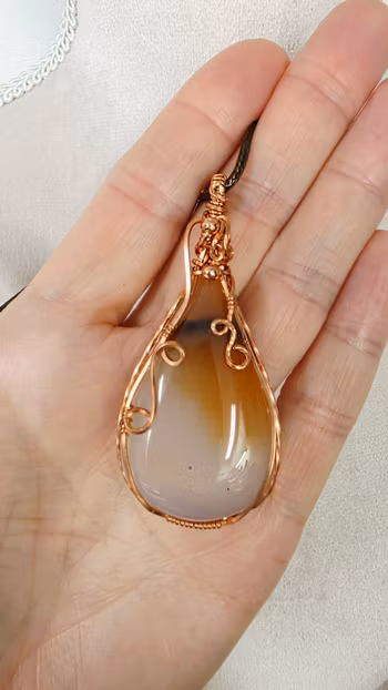Halsband Luscious Loops i koppar med agat