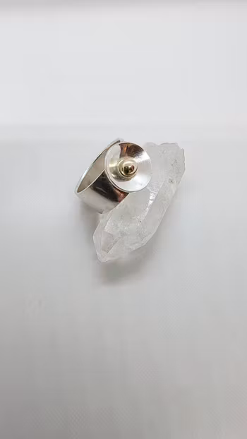 Ring i 925 sterlingsilver med guldkula
