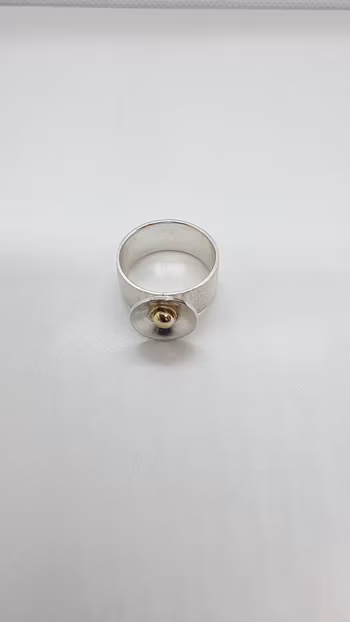 Ring i 925 sterlingsilver med guldkula