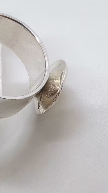 Ring i 925 sterlingsilver med guldkula
