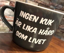 Dekal - INGEN KUK ÄR LIKA HÅRD SOM LIVET