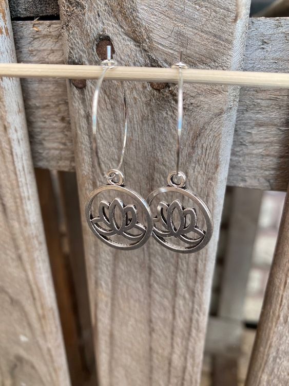 Örhängen – Lotus, silver