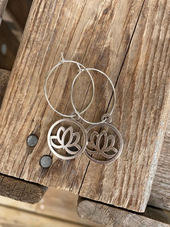 Örhängen – Lotus, silver