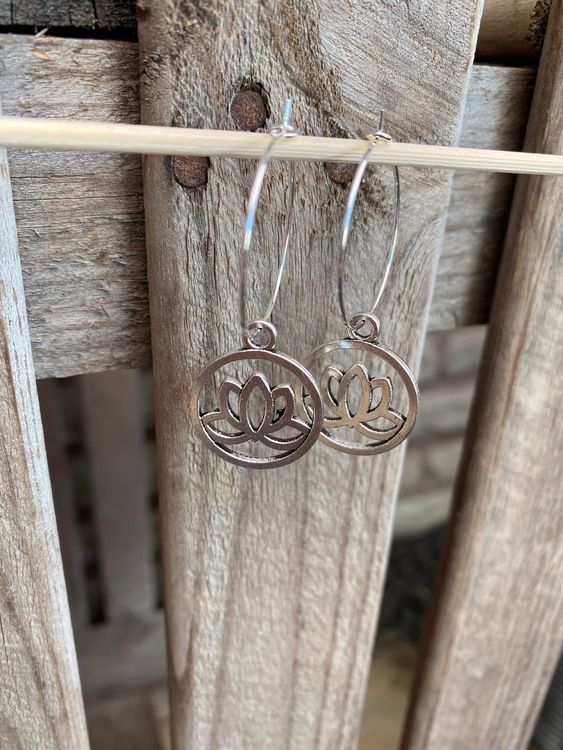 Örhängen – Lotus, silver