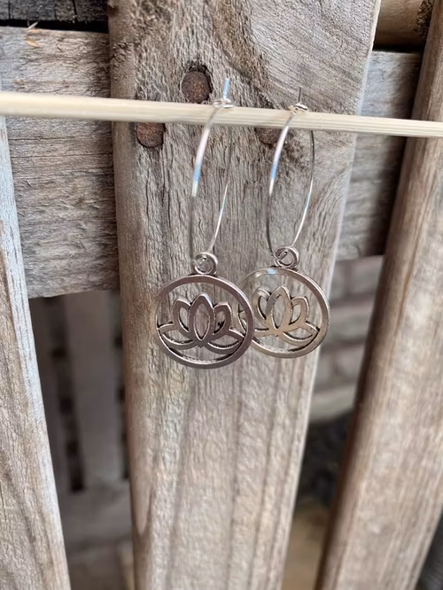 Örhängen – Lotus, silver