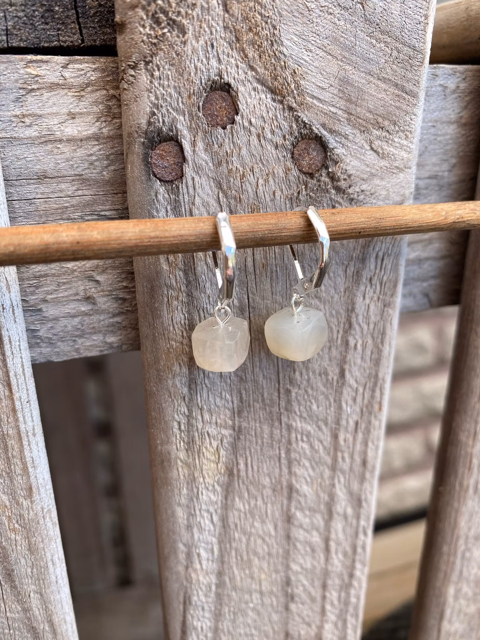 Örhängen – Ljusgrå/vit månsten