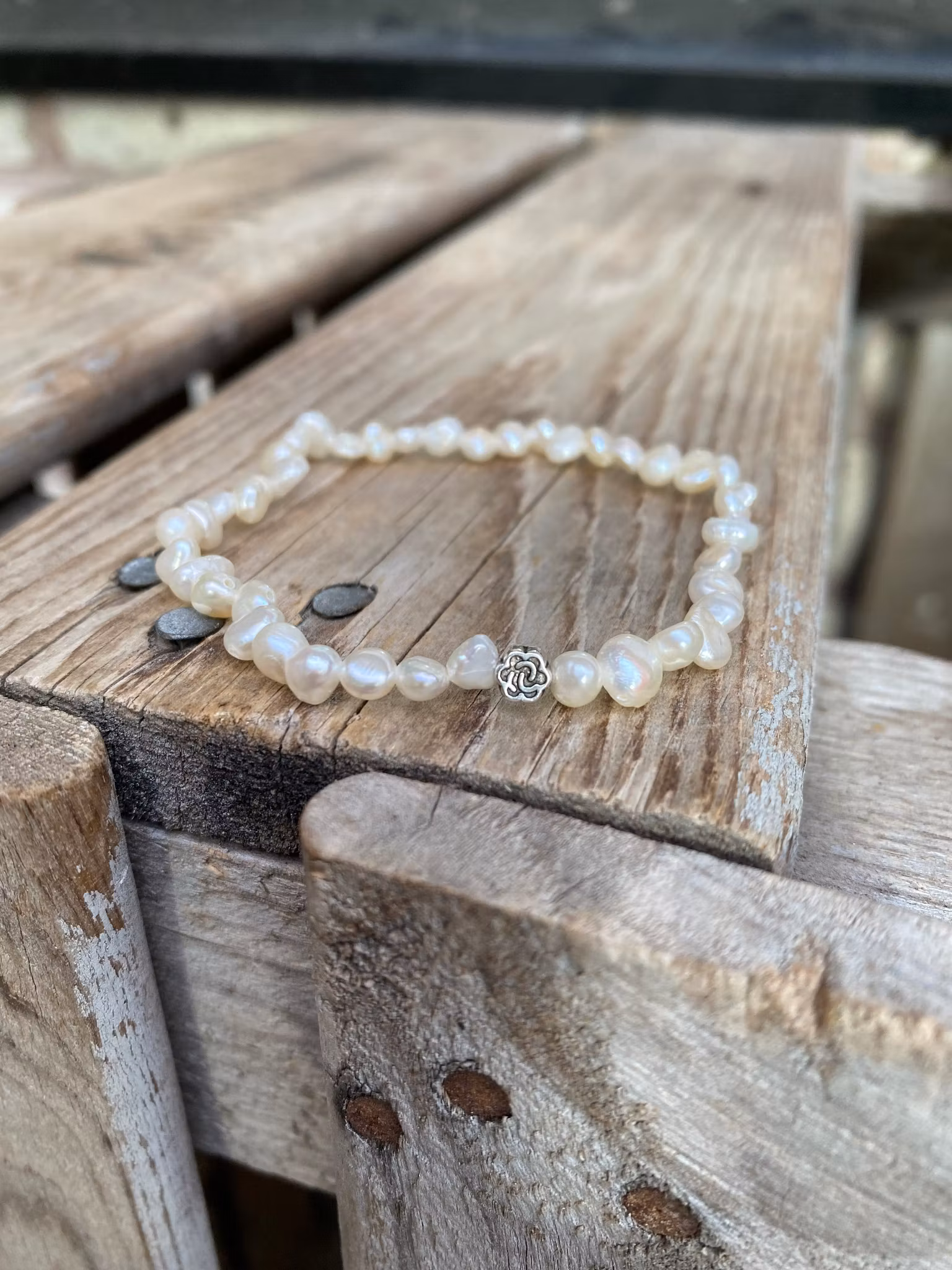 Armband – Sötvattenspärlor & blomma