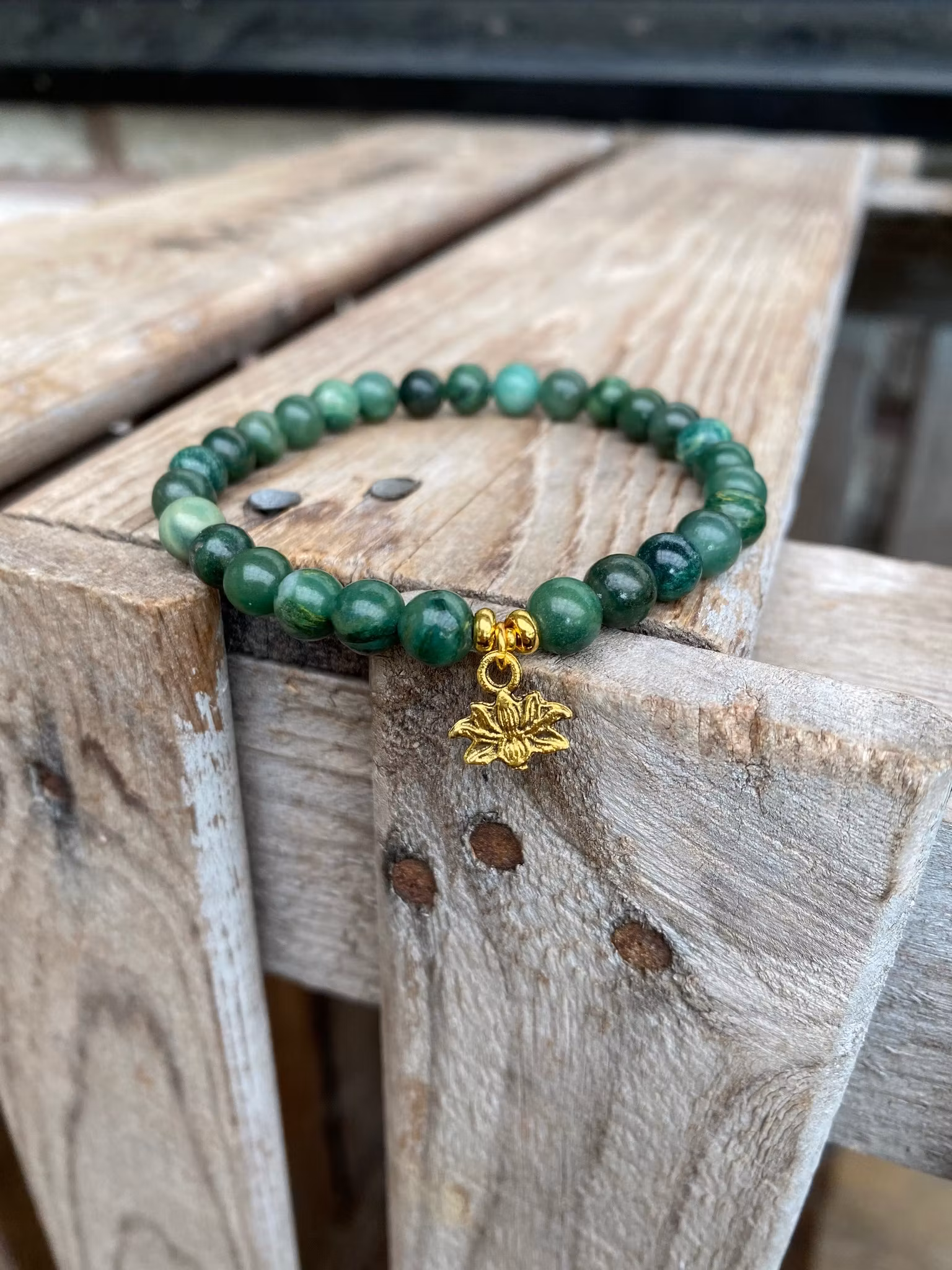 Armband – Afrikansk jade & lotusberlock