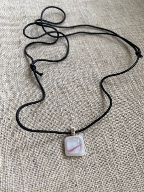 FYND – Halsband med glashänge
