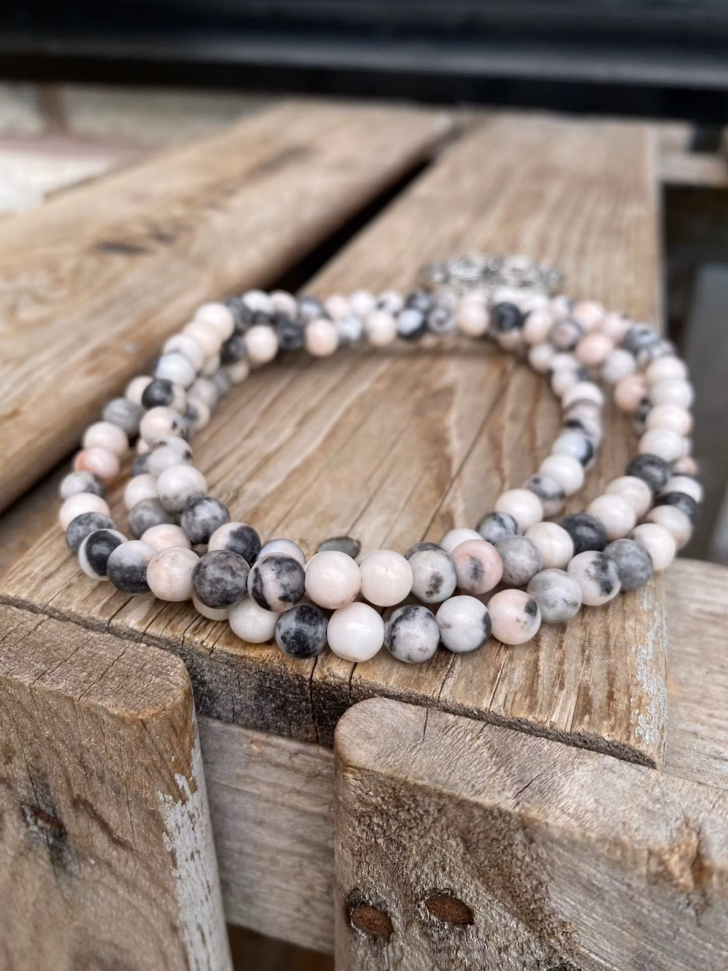 Långt halsband – Rosa zebrajaspis