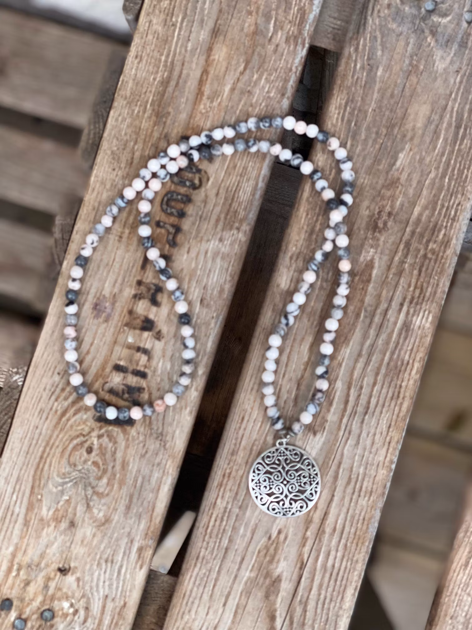 Långt halsband – Rosa zebrajaspis