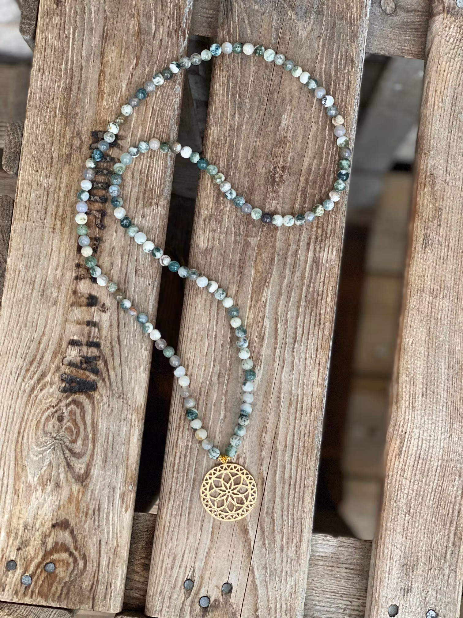 Långt halsband – Trädagat
