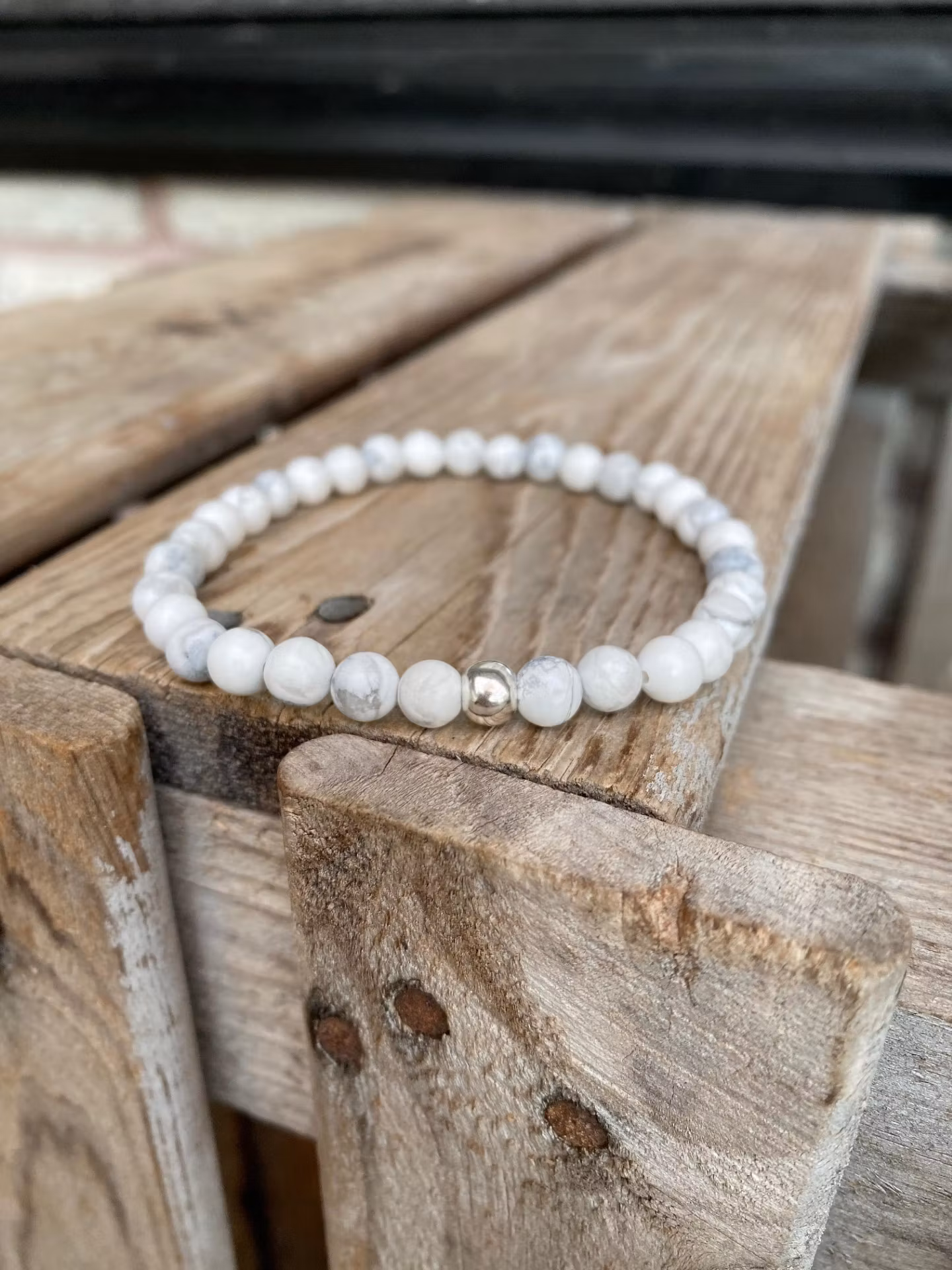 Armband – Howlit & silverpärla