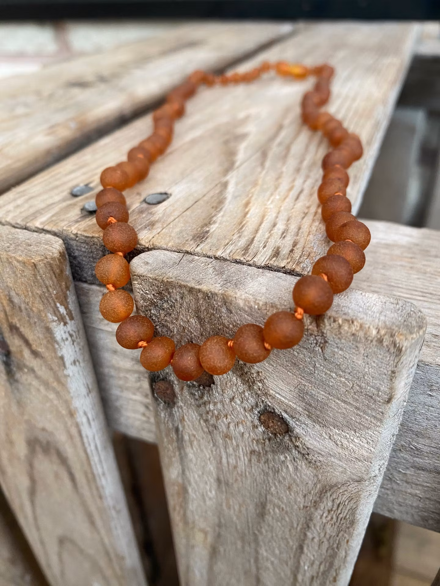 Kort halsband (45 cm) – Bärnsten, mörk, opolerad/rå