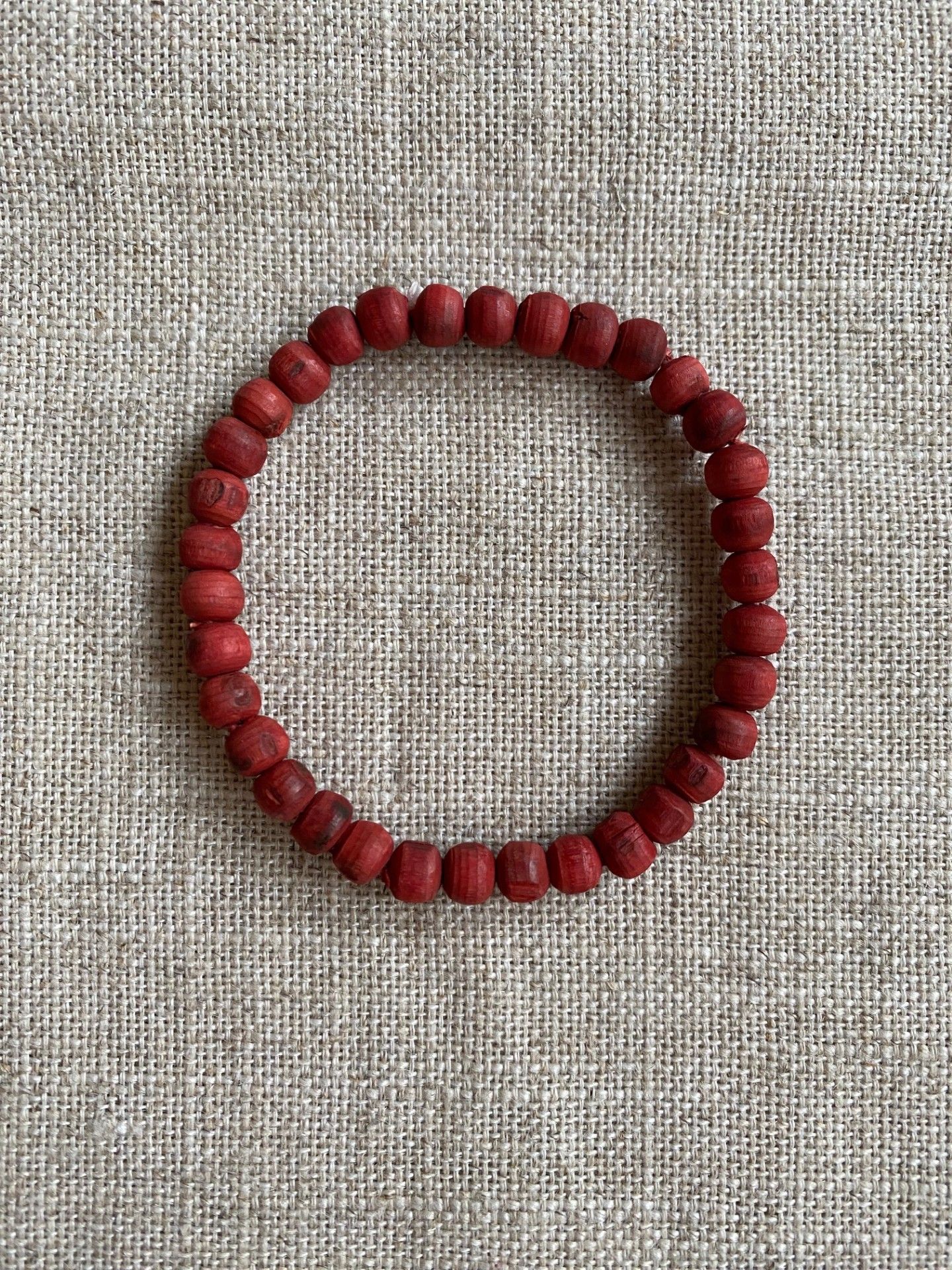 FYND – Armband, röd tulsi