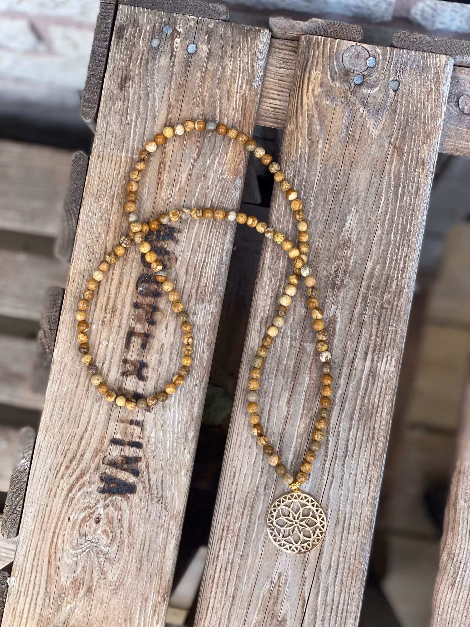Långt halsband – Bildjaspis
