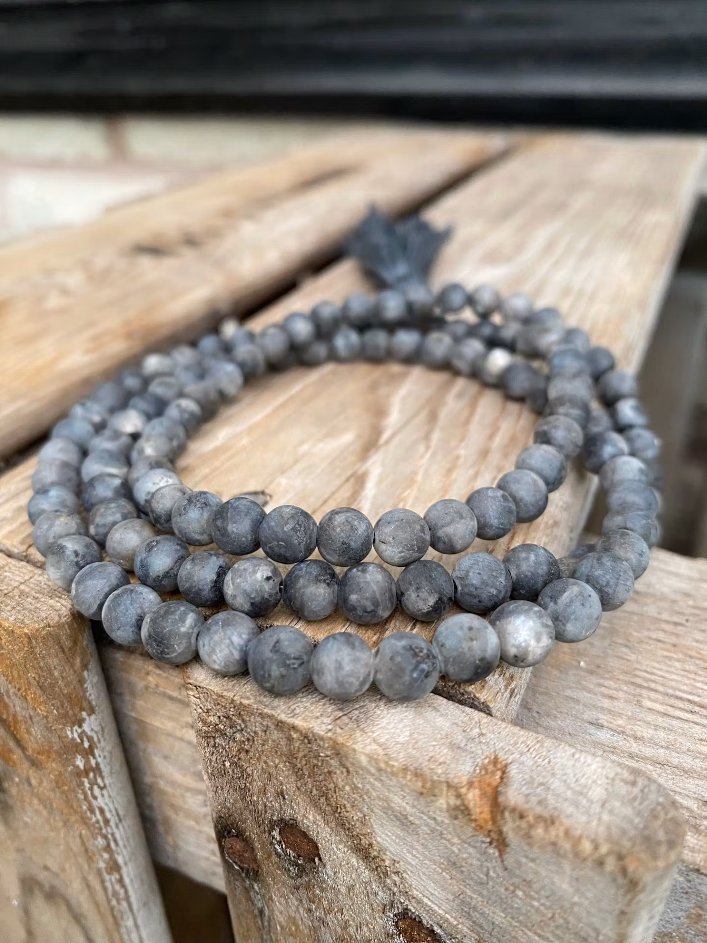 Långt halsband – Frostad larvikit & tofs