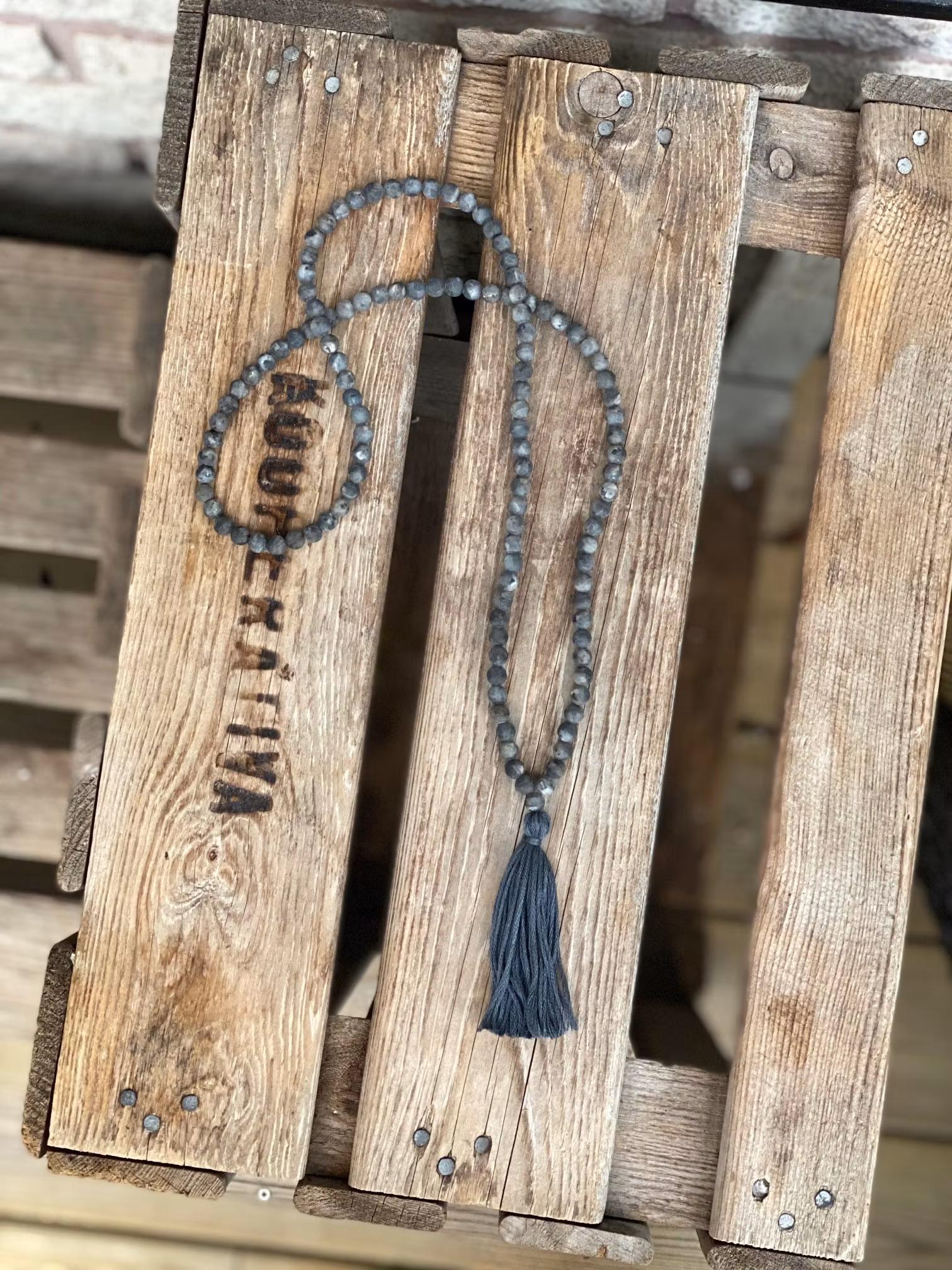 Långt halsband – Frostad larvikit & tofs