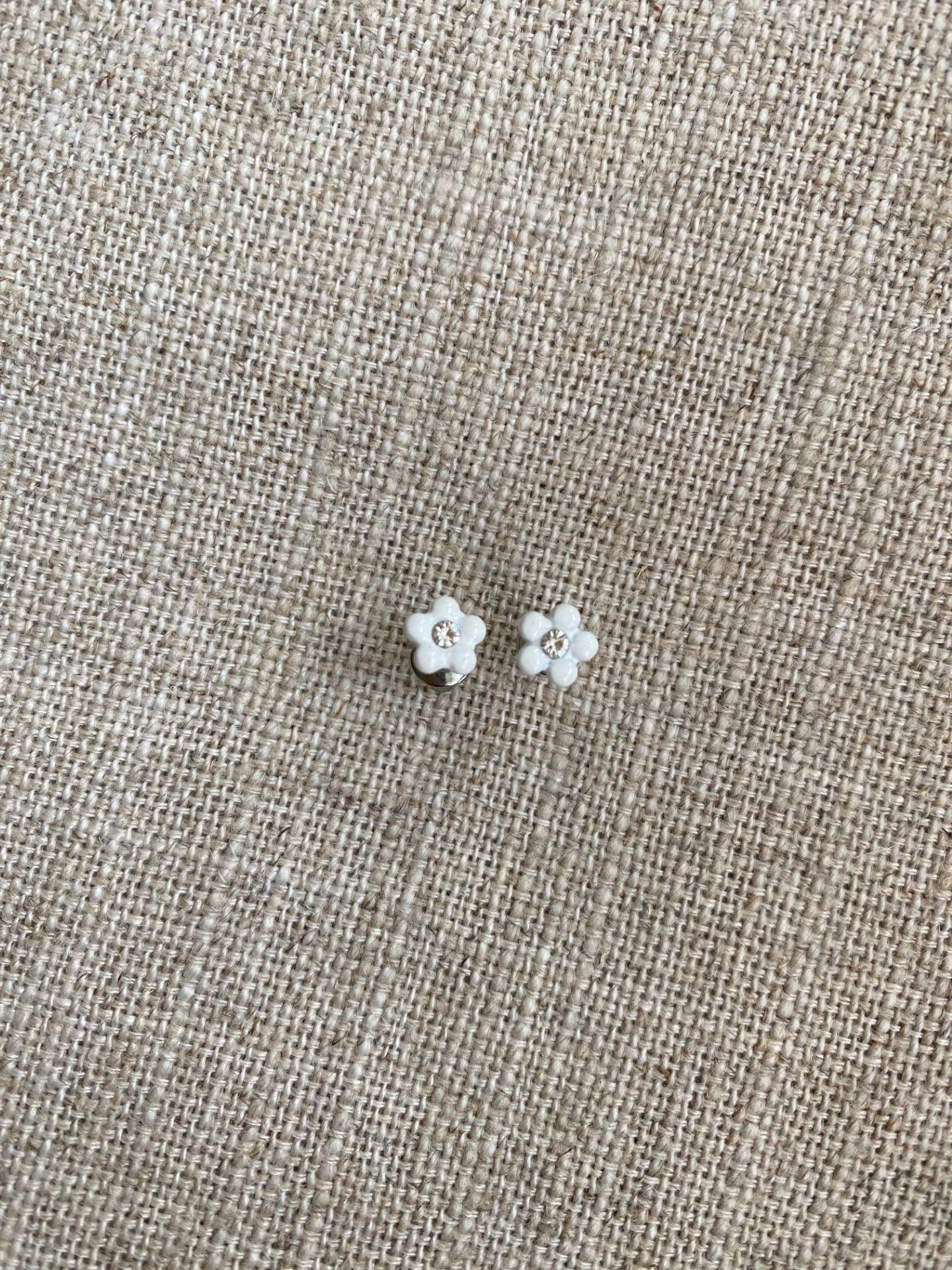 FYND – Örhängen, blommor vita