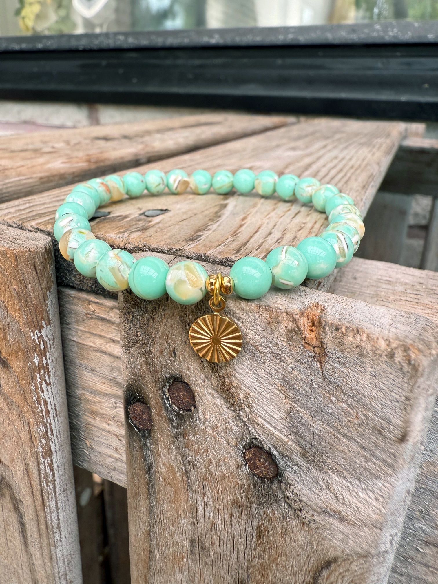 Armband – Snäckskalspärlor med berlock