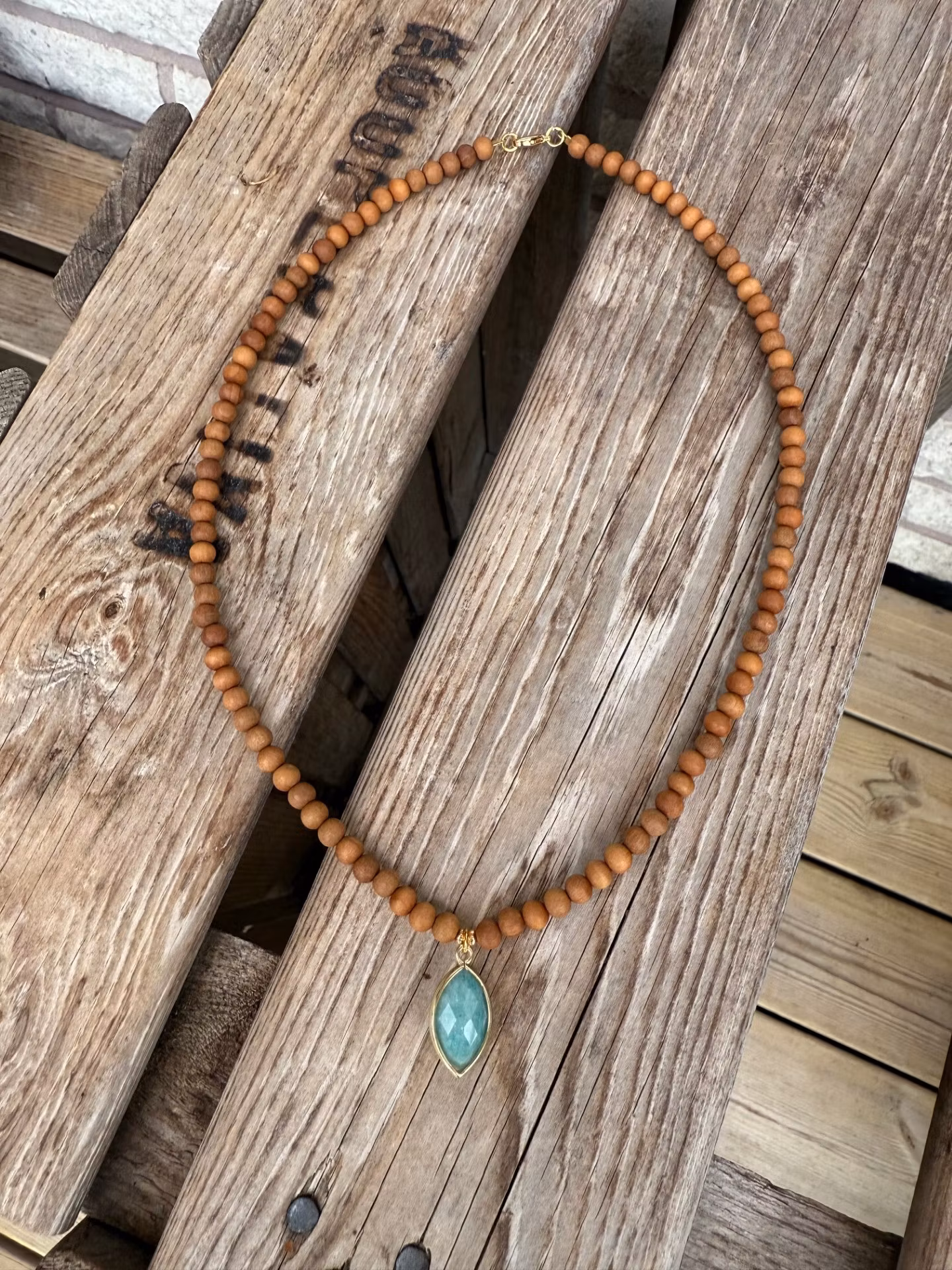 Kort halsband – Sandelträ & amazonit
