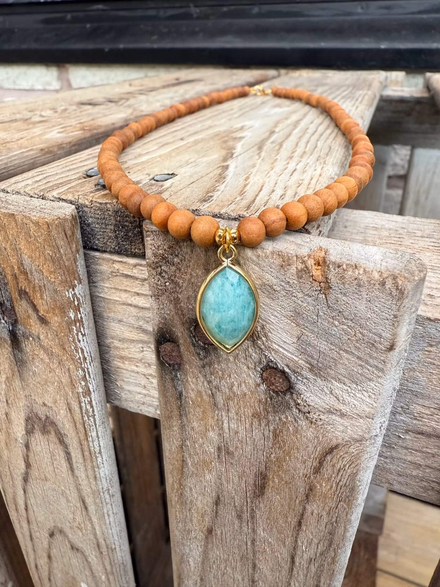 Kort halsband – Sandelträ & amazonit