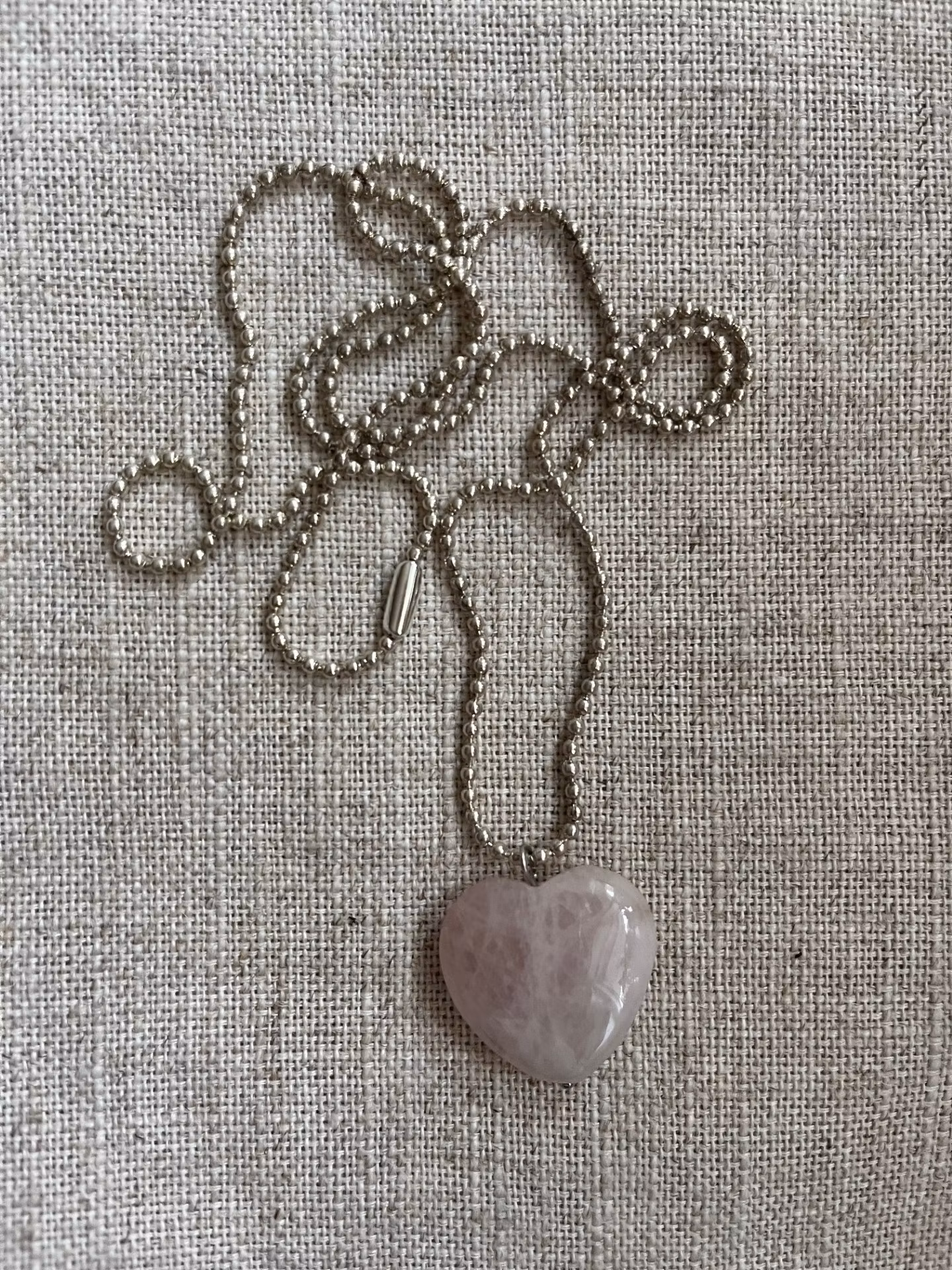 FYND – Kort halsband med rosenkvartshjärta