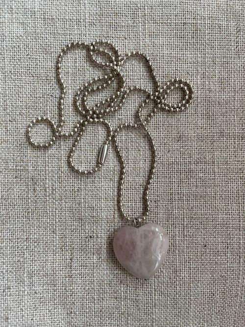 FYND – Kort halsband med rosenkvartshjärta