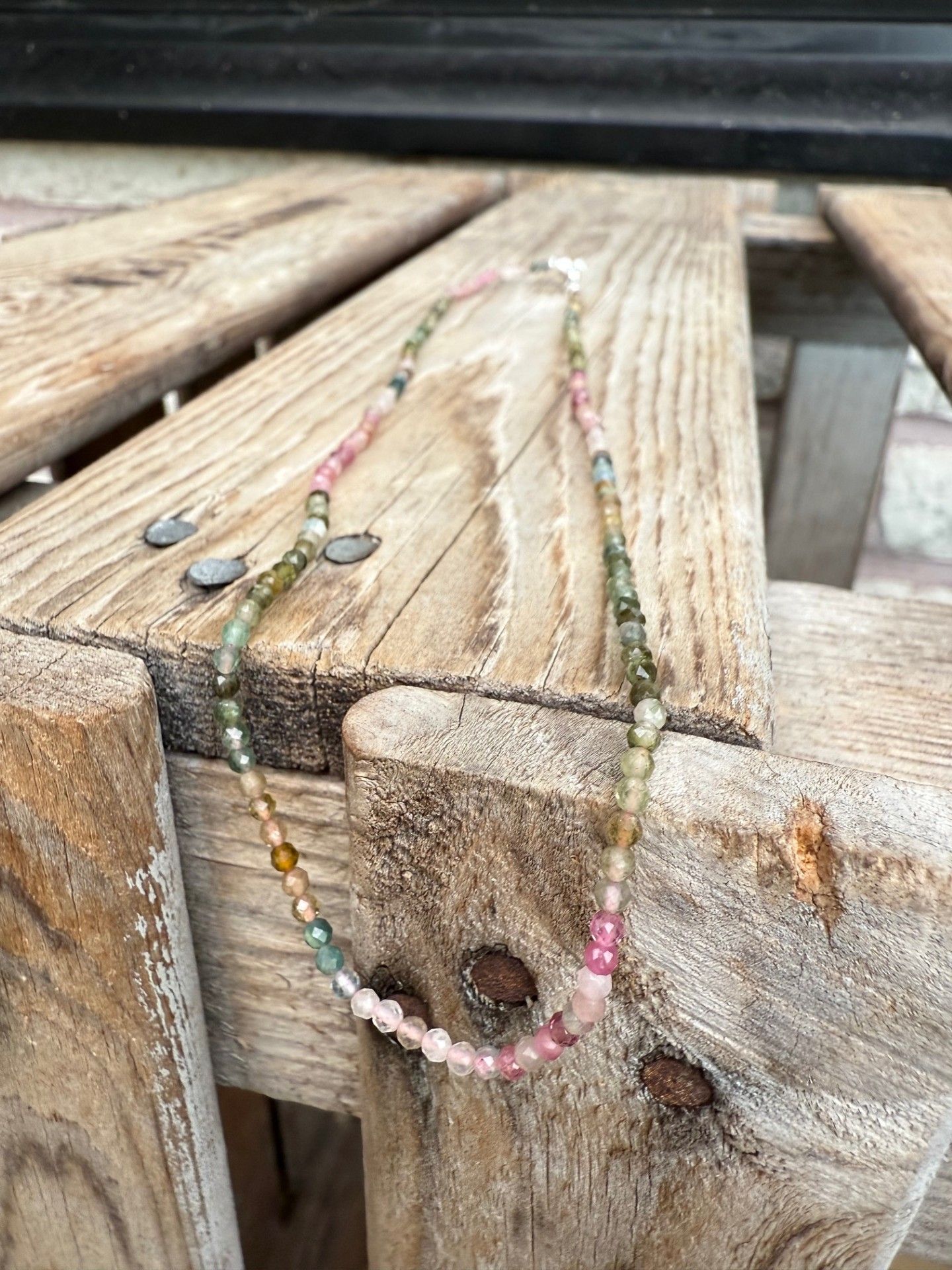 Kort halsband – Facetterad turmalin
