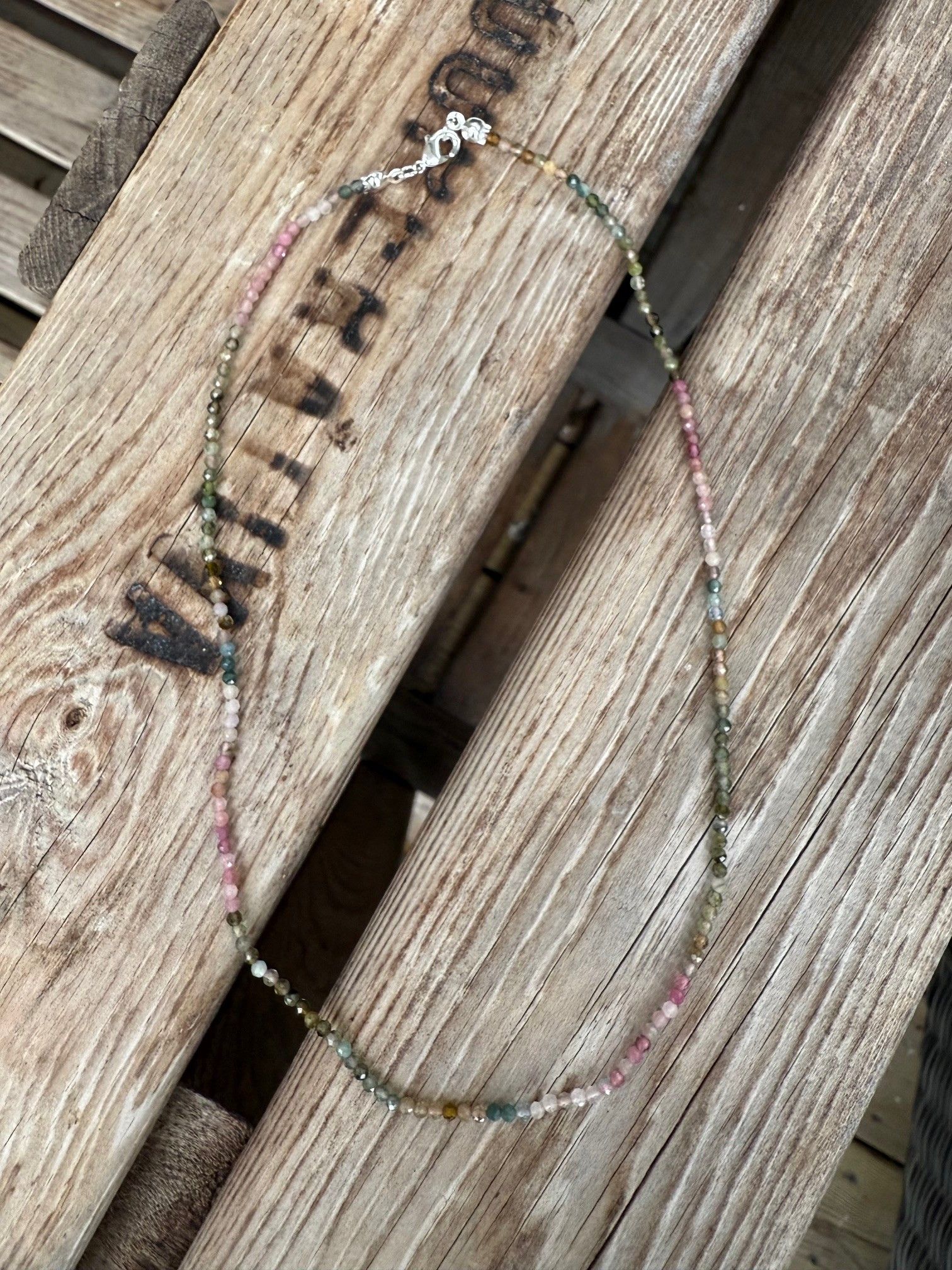 Kort halsband – Facetterad turmalin