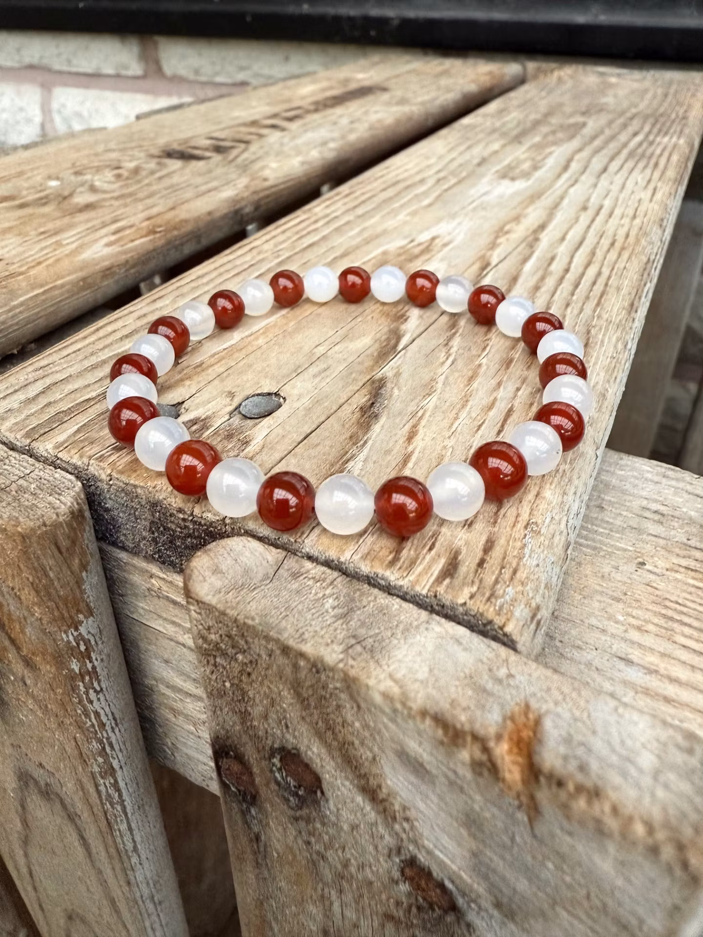 Armband – Röd & vit agat, polka