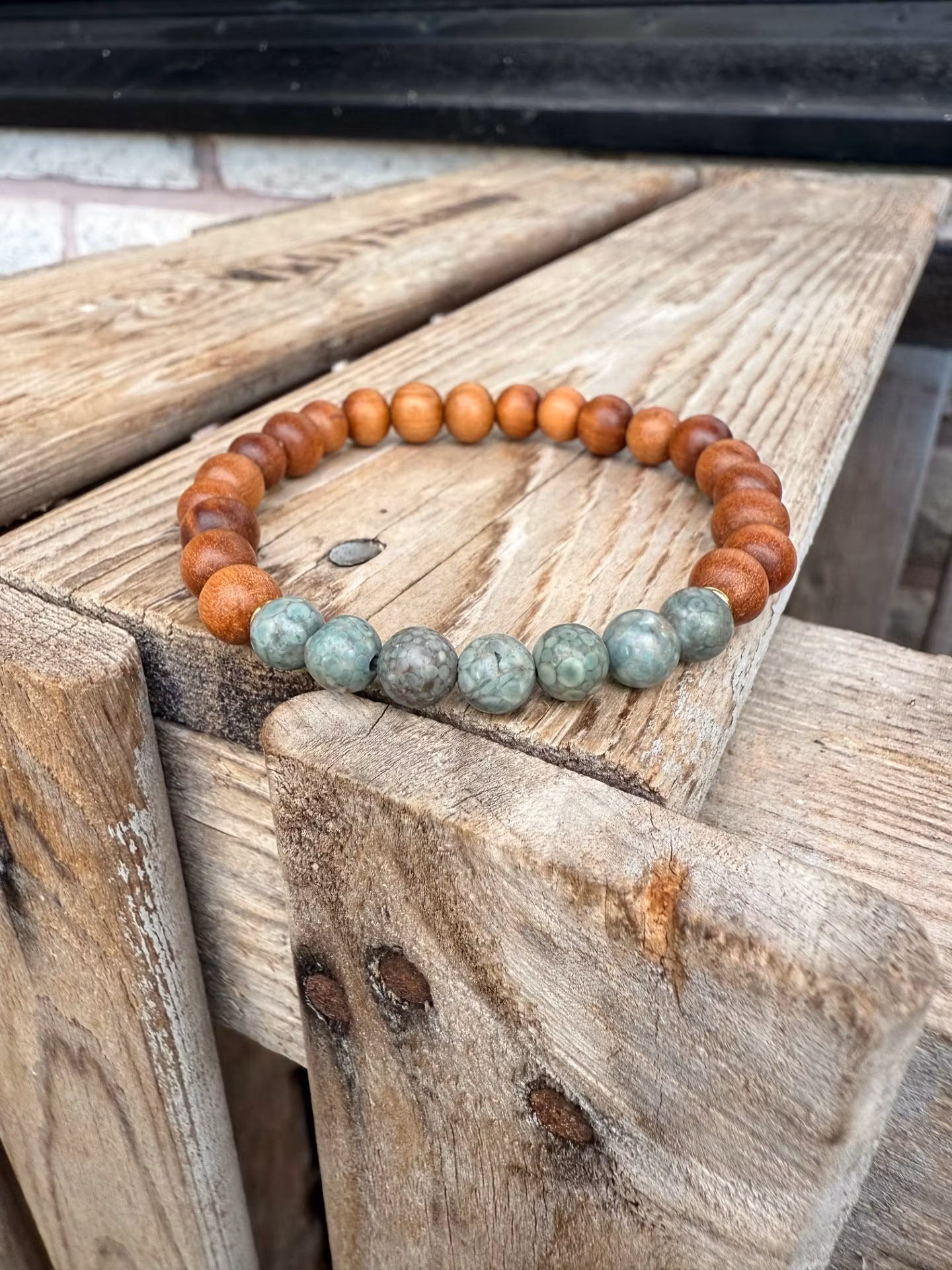 Armband – Sandelträ & maifanit