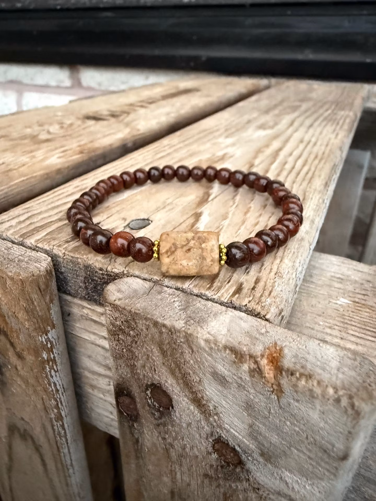Armband – Mörk sandelträ & fältspat
