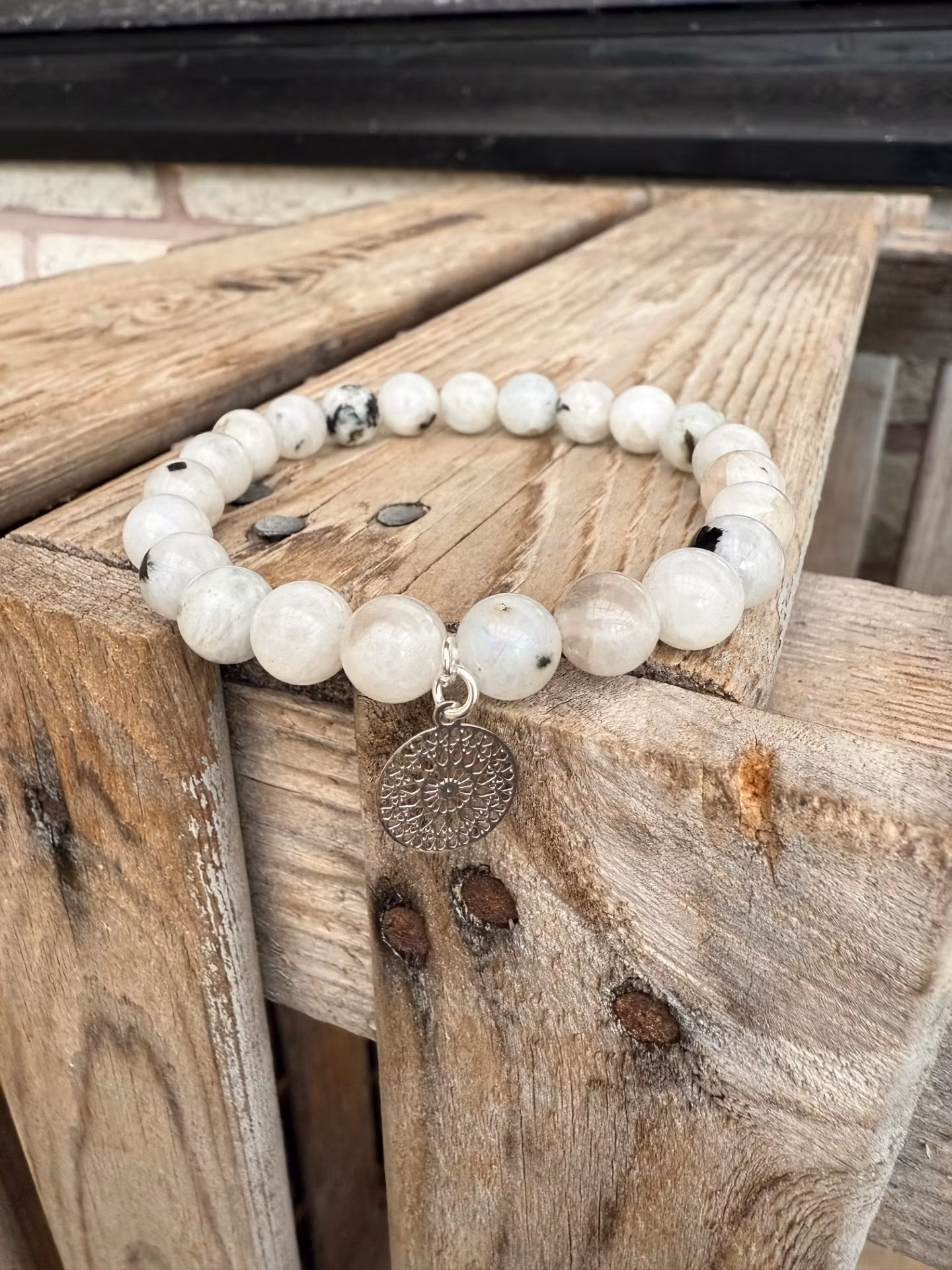 Armband – Vit labradorit/regnbågsmånsten med berlock