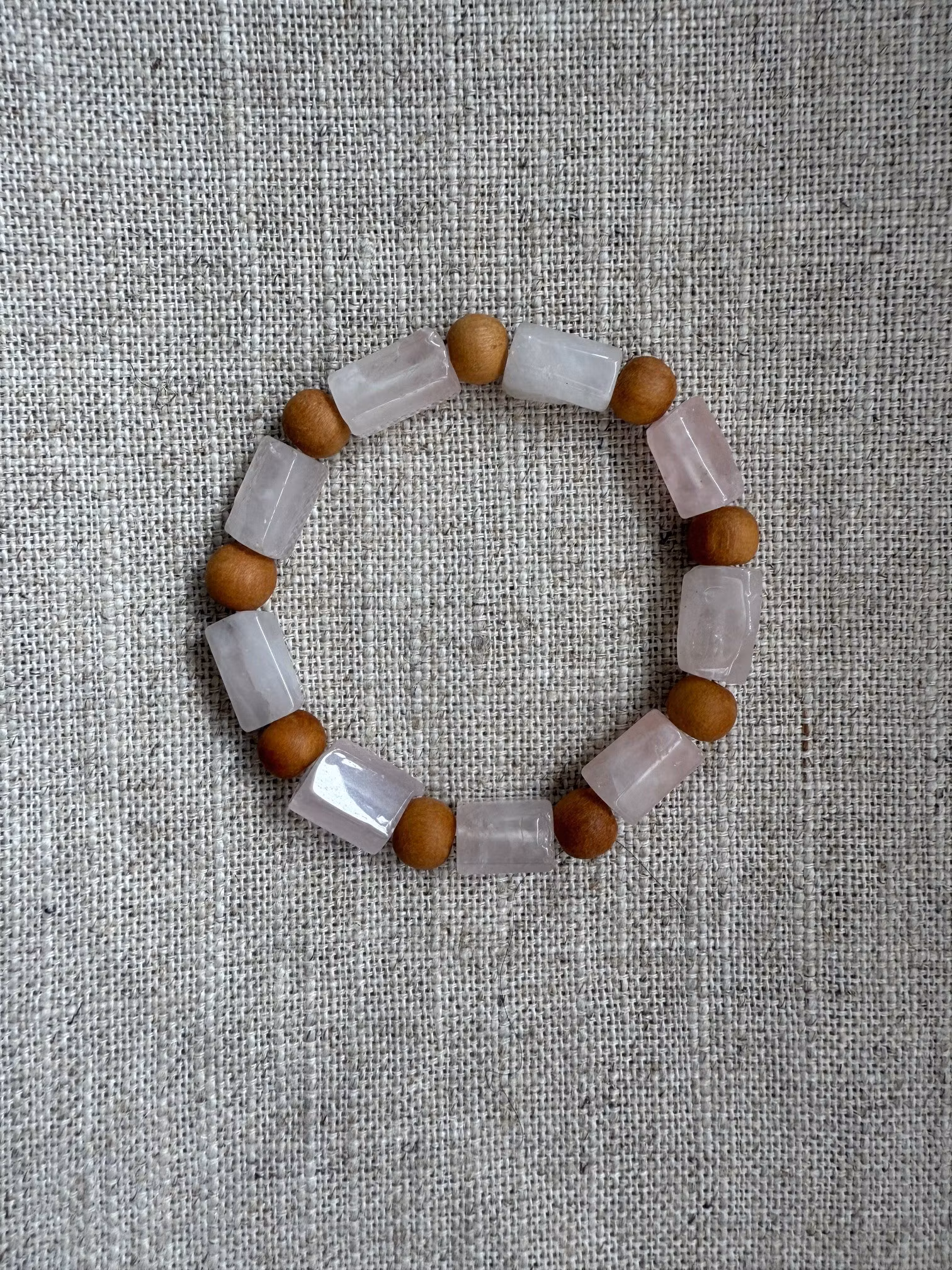 FYND – Armband, rosenkvarts & sandelträ