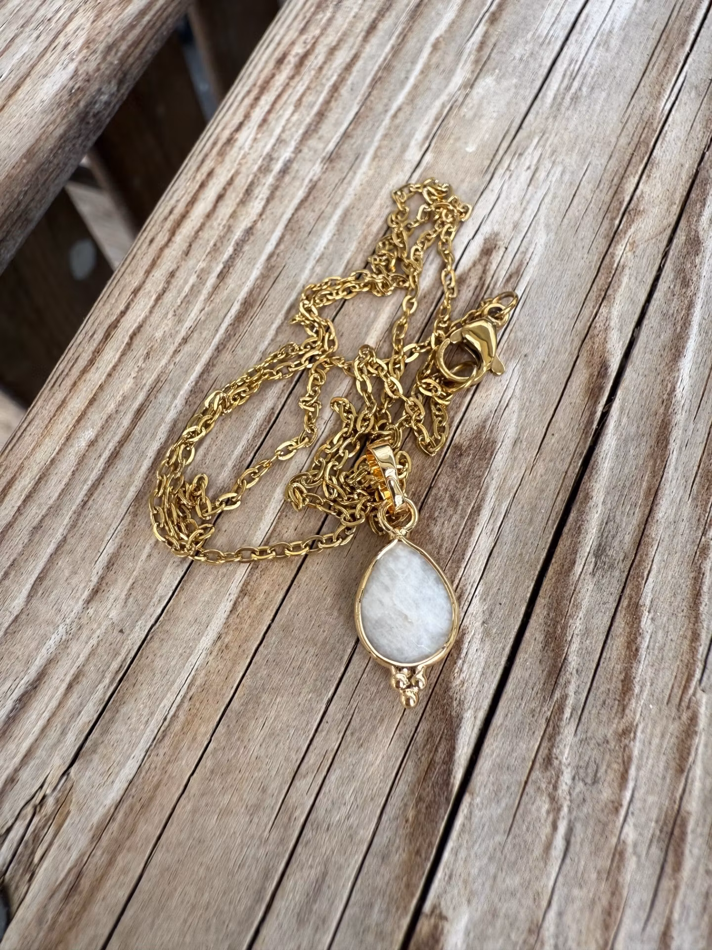 Kort halsband – Berlock med månsten