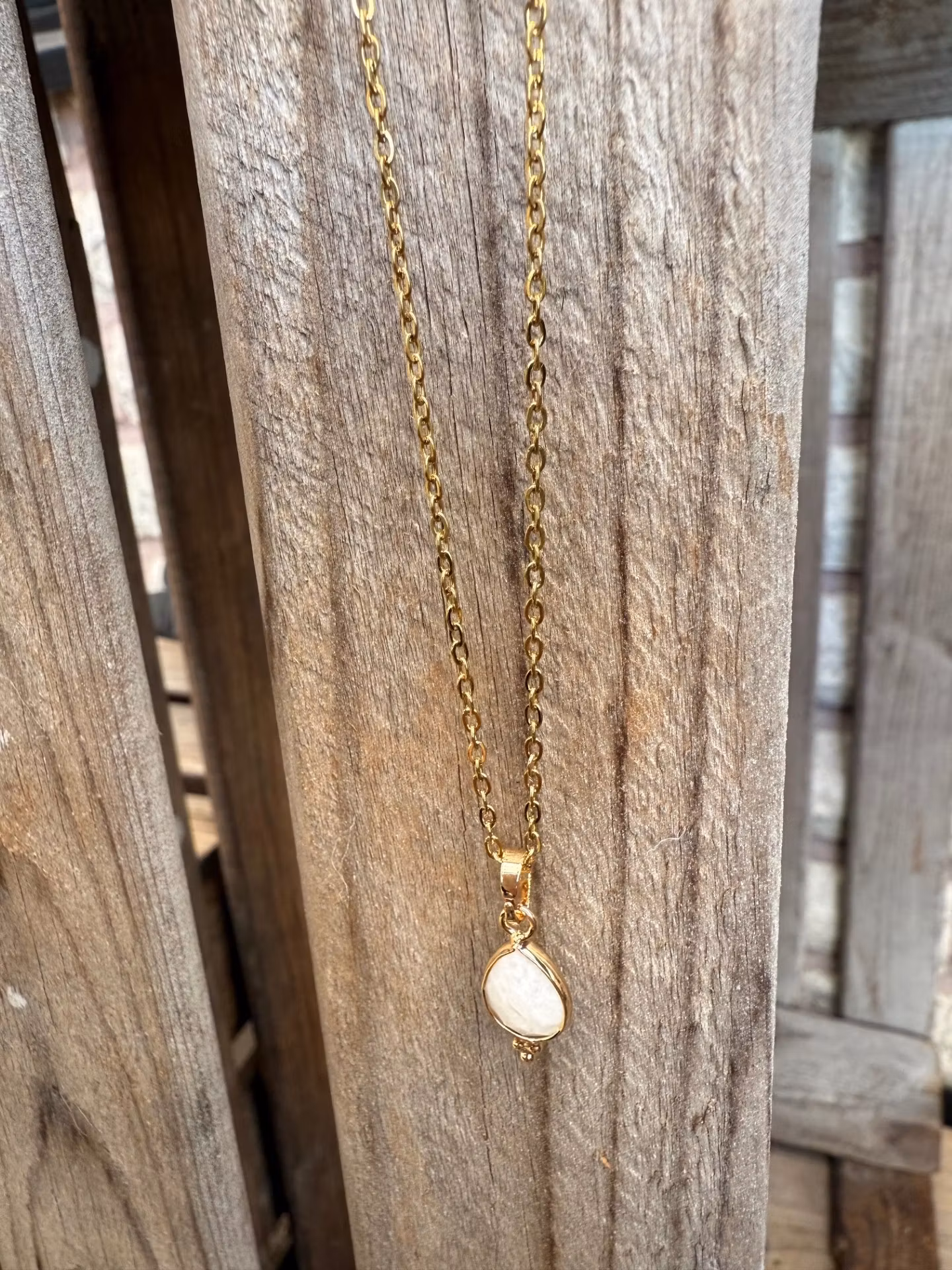 Kort halsband – Berlock med månsten