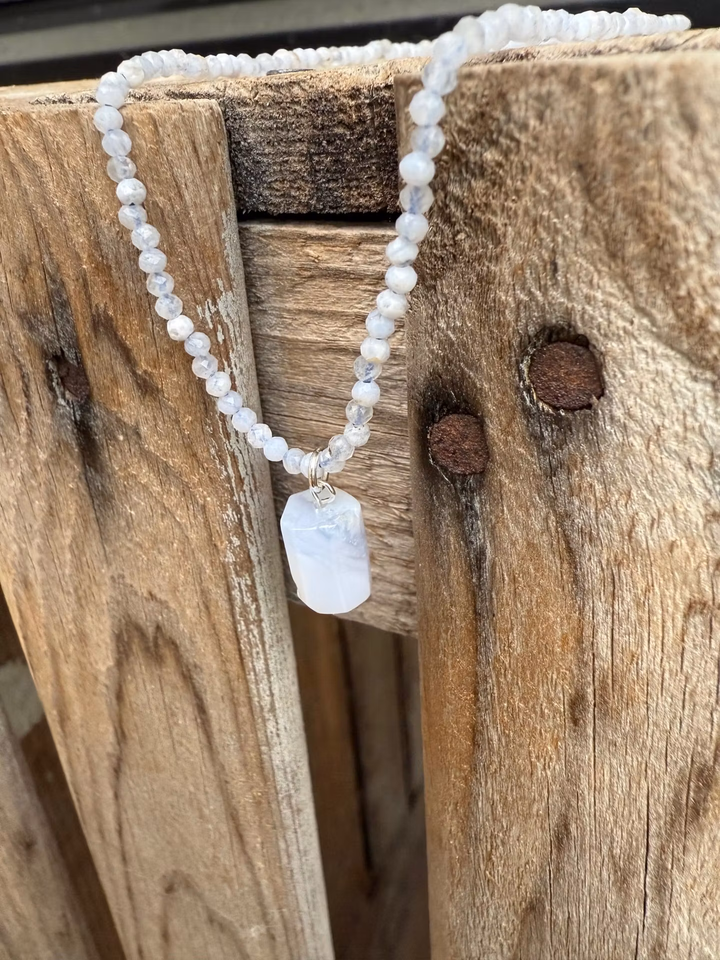 Kort halsband – Facetterad bandagat