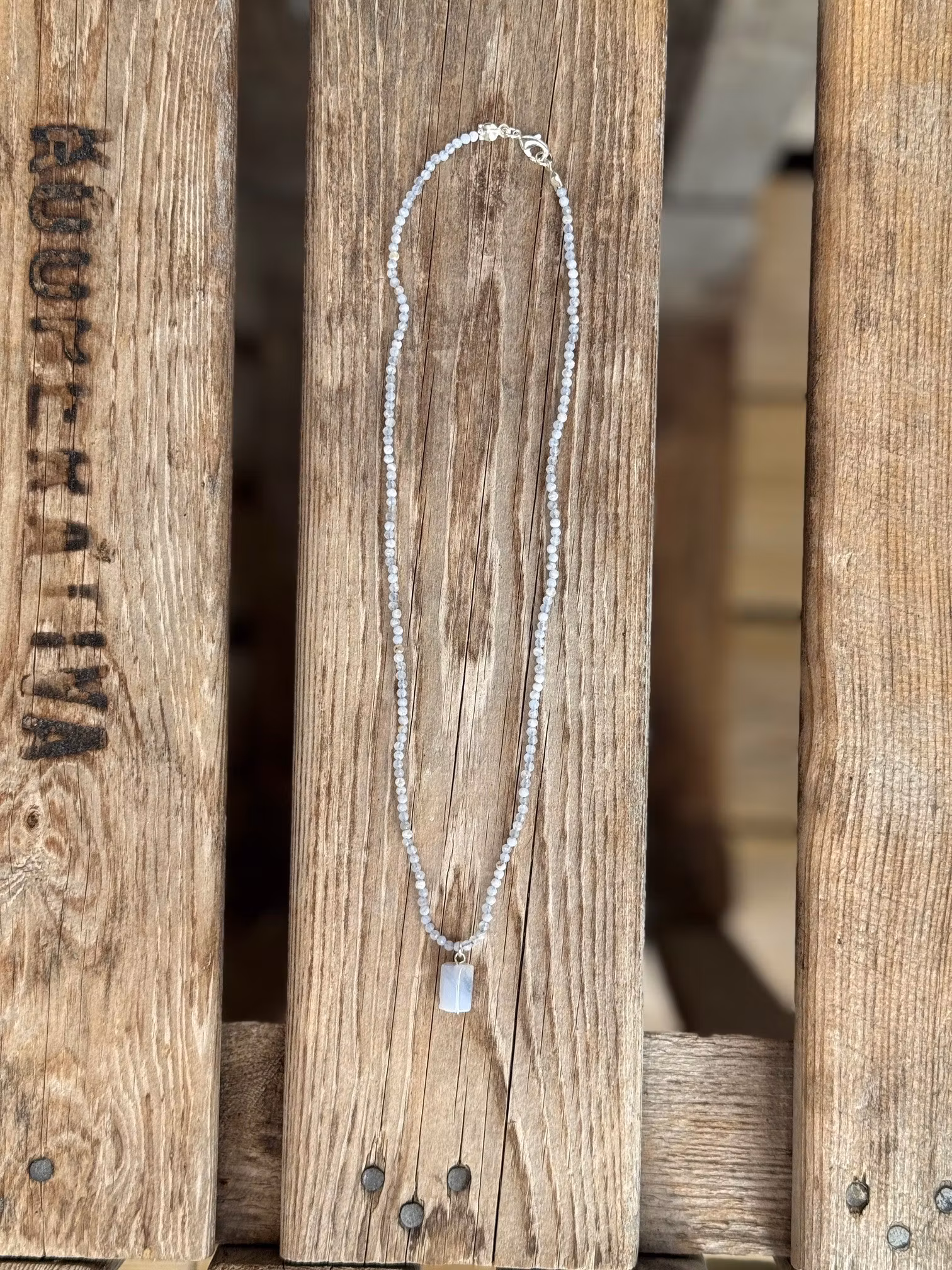 Kort halsband – Facetterad bandagat