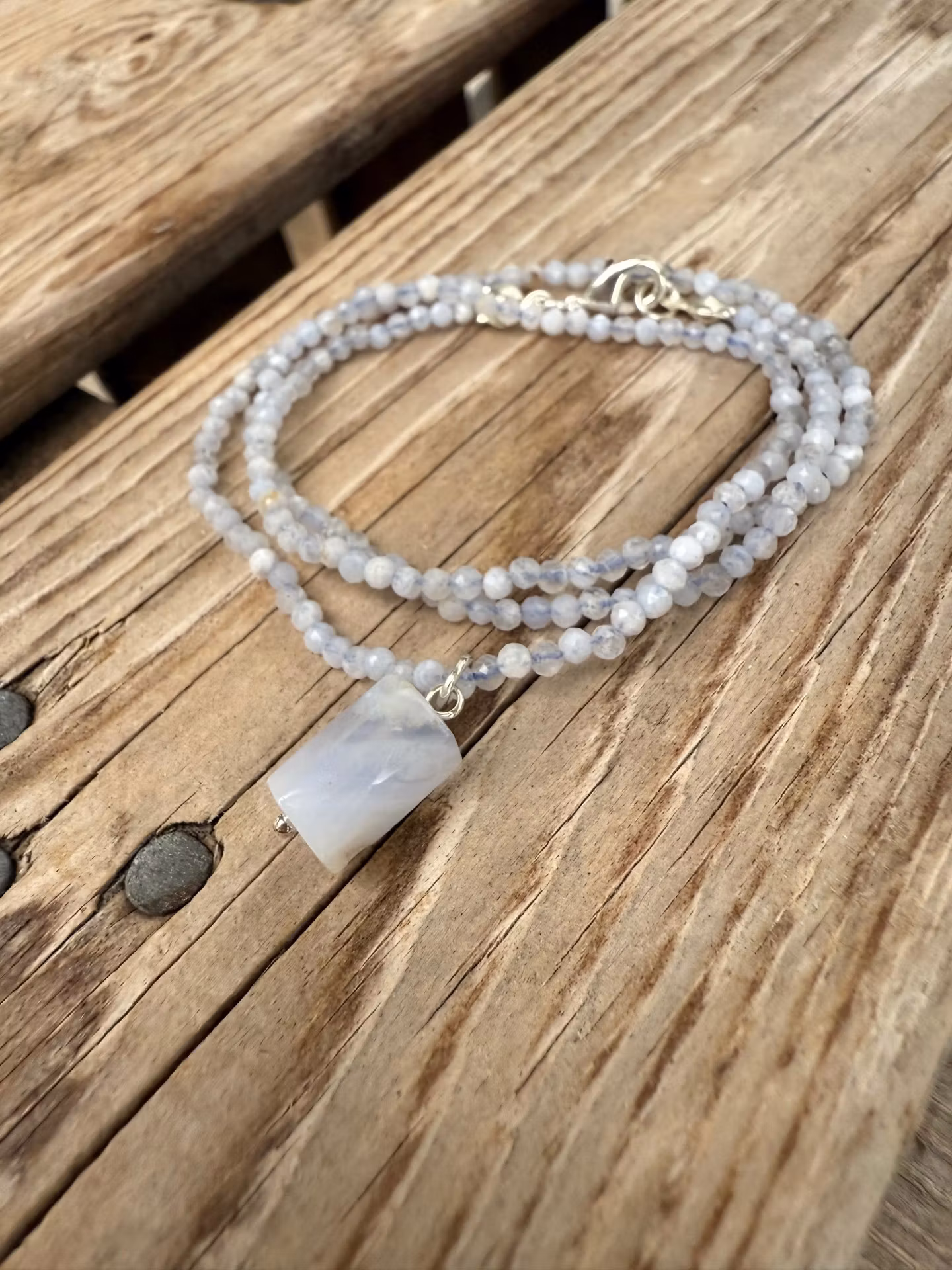 Kort halsband – Facetterad bandagat