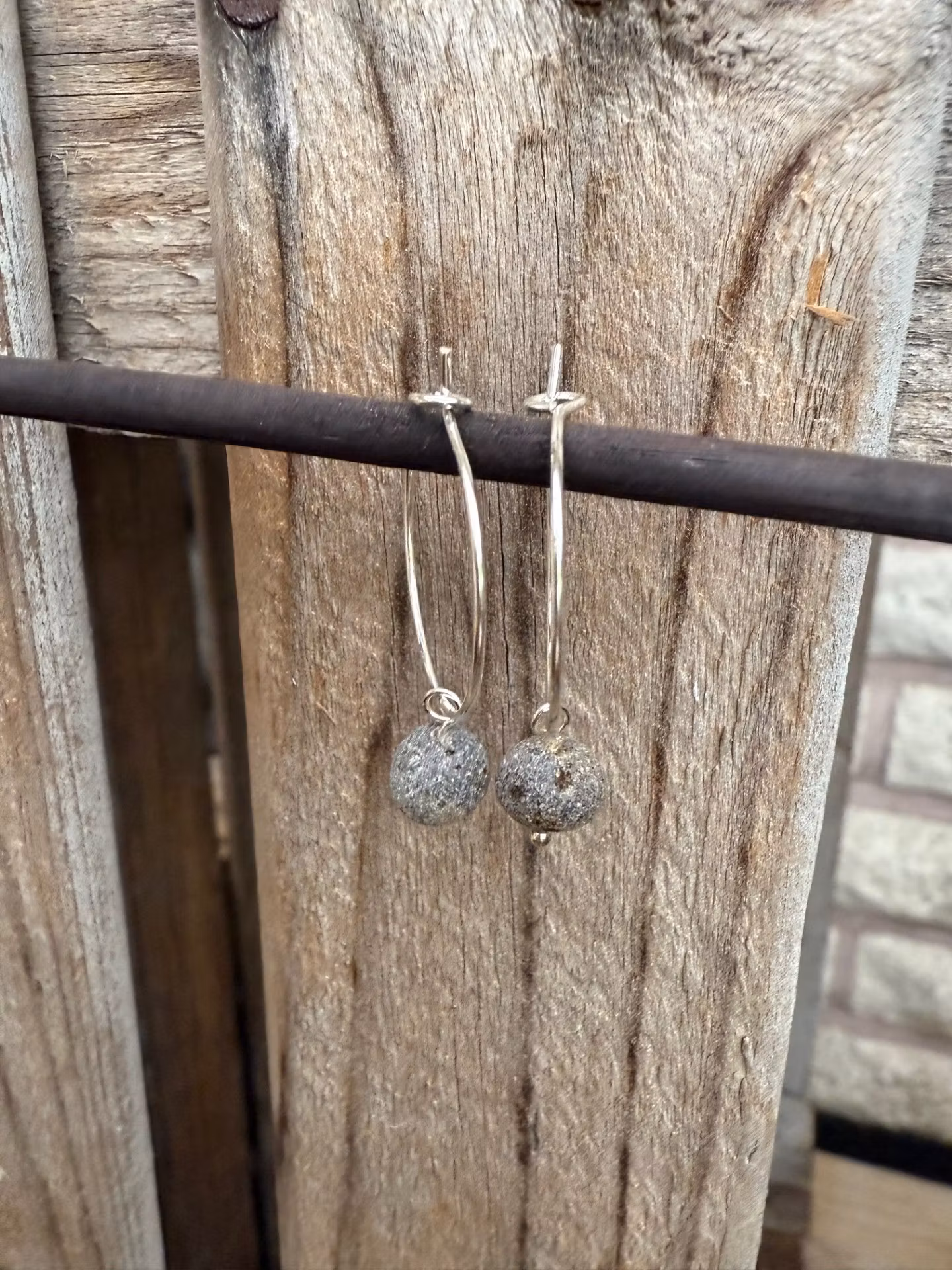 Örhängen – Bärnsten, mörk, opolerad/rå