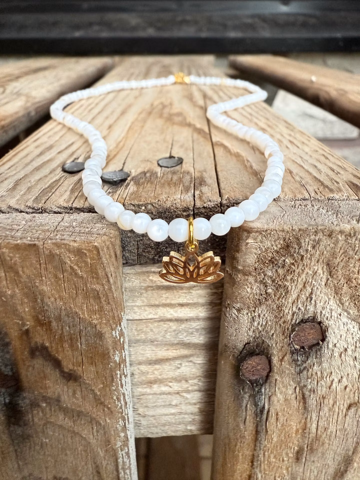 Kort halsband – Snäckskalspärlor