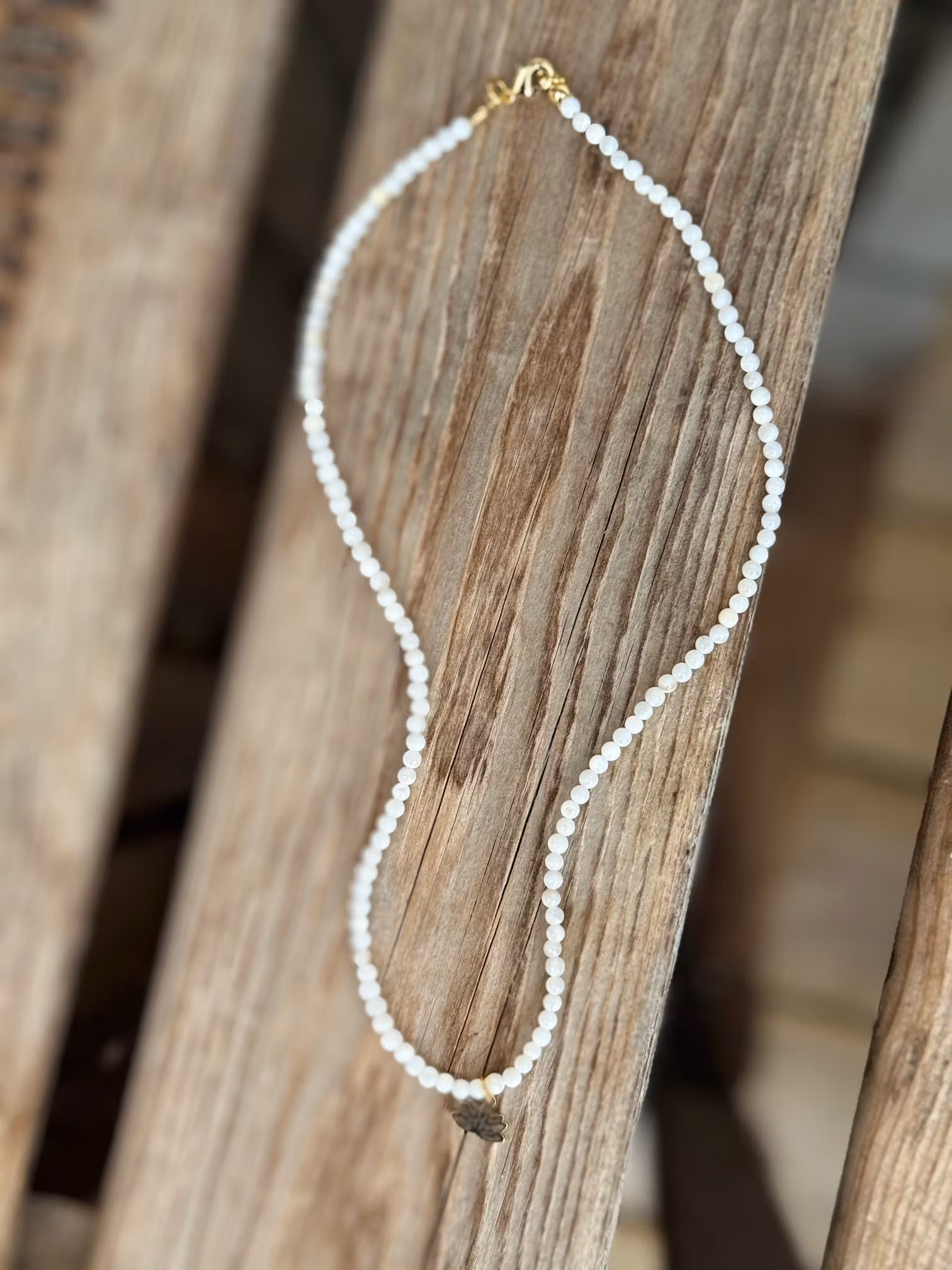 Kort halsband – Snäckskalspärlor