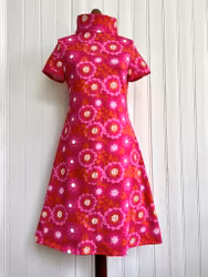 Modell Ingrid - cerise blommor