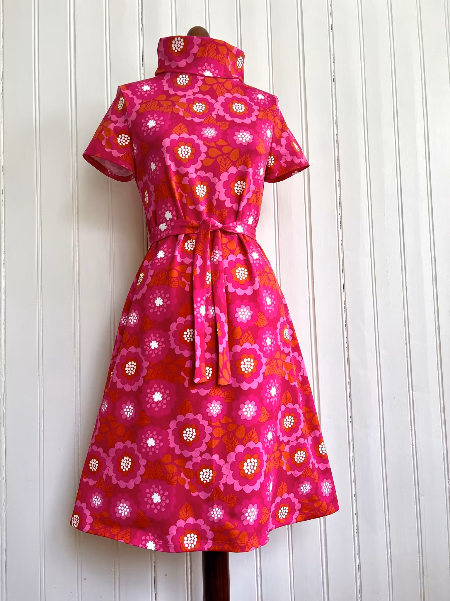 Modell Ingrid - cerise blommor