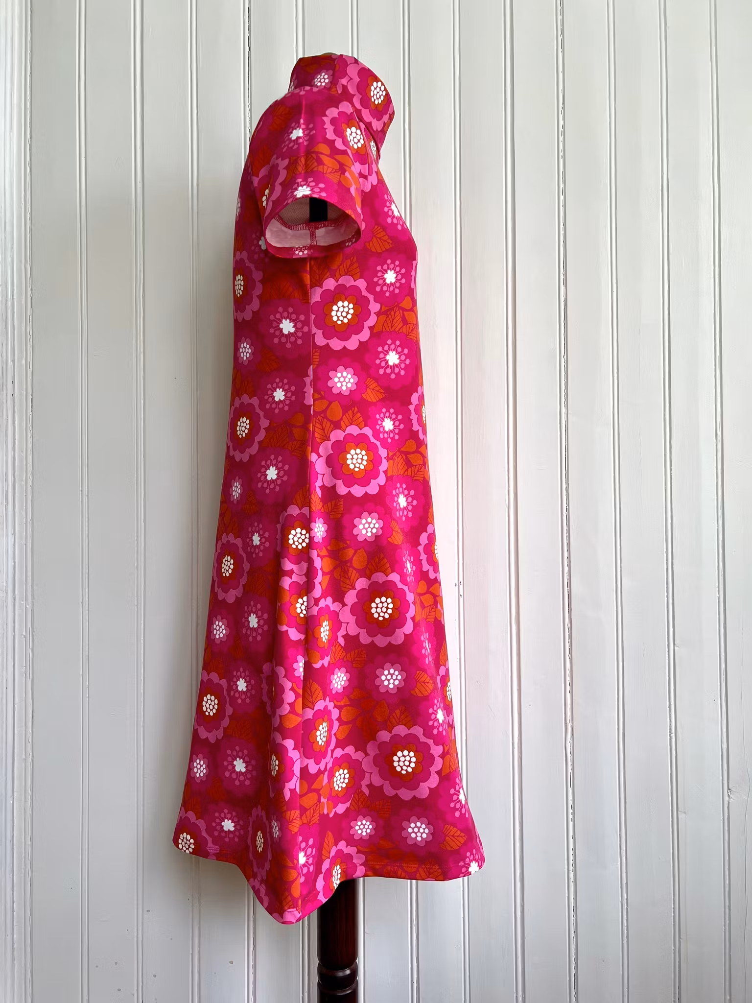 Modell Ingrid - cerise blommor
